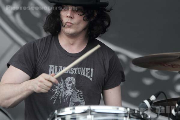 THE DEAD WEATHER - 2010-07-02 - BELFORT - Presqu'ile du Malsaucy - John Anthony Gillis [Jack White]